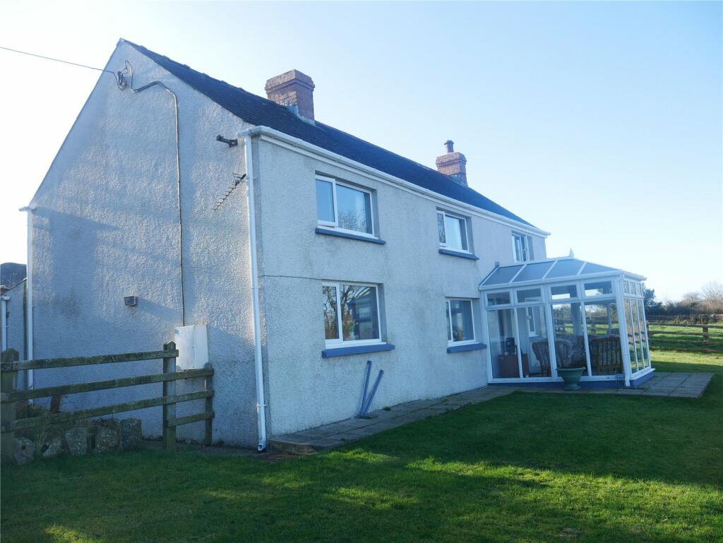 3 bedroom detached house for sale in Maesgwynne Road, Fishguard