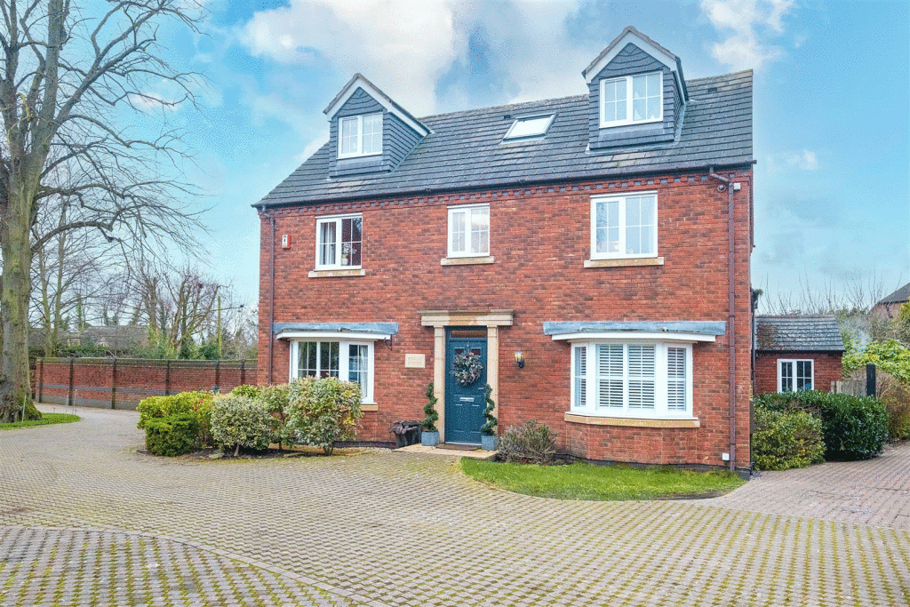 5 bedroom detached house for sale in Daisy Lane, Alrewas, BurtonOnTrent, DE13