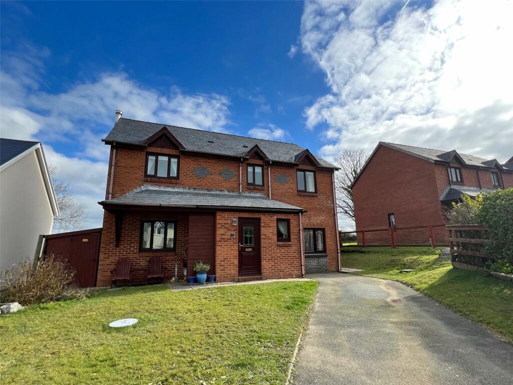 5 bedroom detached house for sale in Tudor Gardens, Merlins Bridge