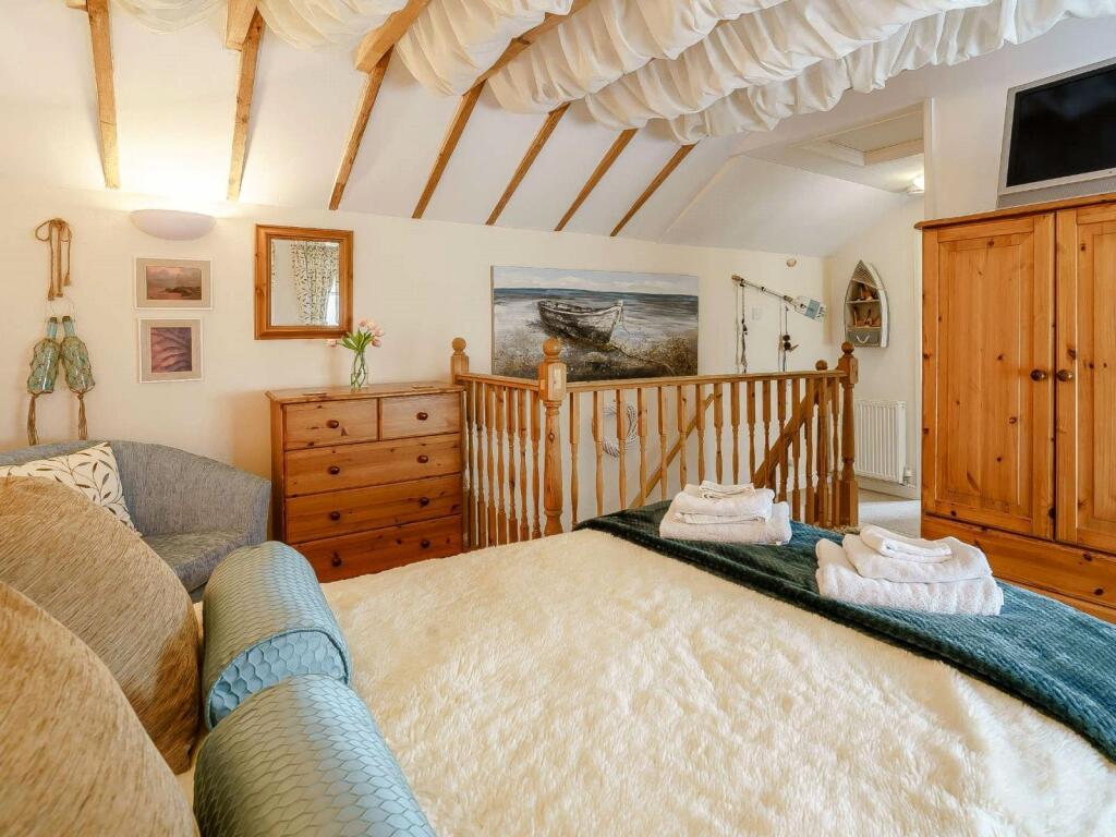 2 bedroom detached house for sale in Merlins Court Mews, The Norton