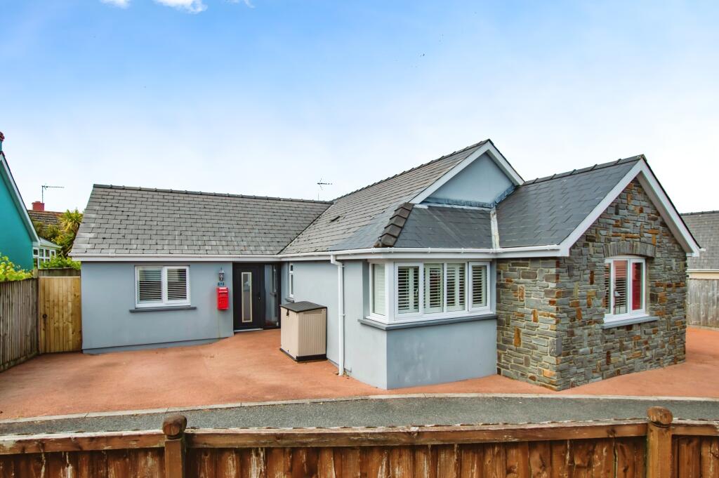 4 bedroom bungalow for sale in Hawthorn Lane, Jameston, Tenby