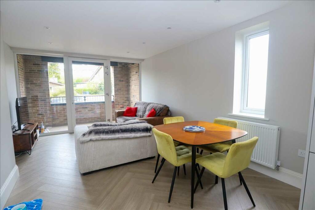2 bedroom apartment for rent in Woodcote Grove Road, CR5