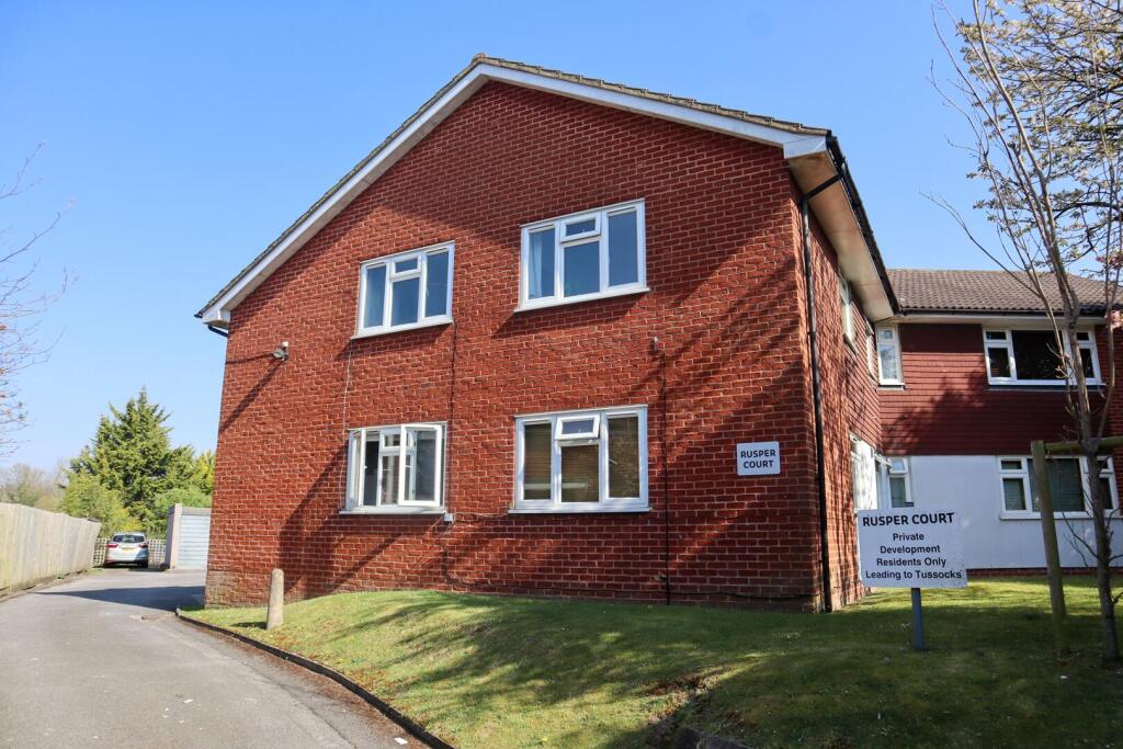 Main image of property: Moments from Coulsdon South