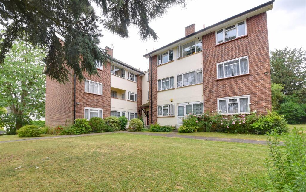 2 bedroom flat for sale in Holders Hill Road, Hendon, London, NW4