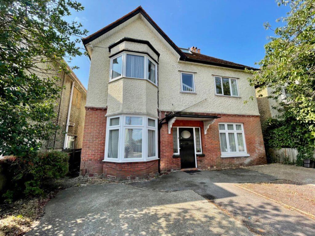Main image of property: FIVE BEDROOM STUDENT MAISONETTE, WINTON (P05927)