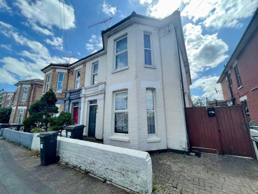 Main image of property: P01409- STUDENT THREE BEDROOM, CHARMINSTER