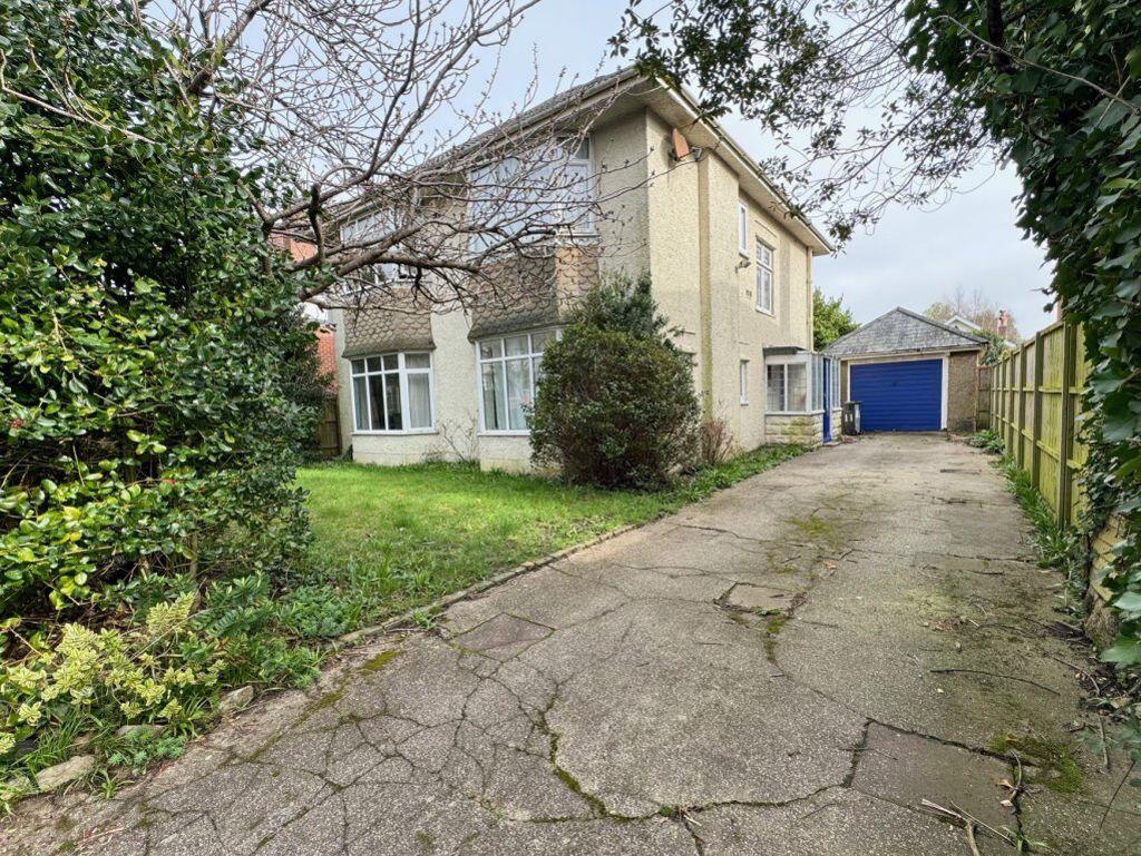 Main image of property: FIVE DOUBLE BEDROOM STUDENT QUEENS PARK-P05426