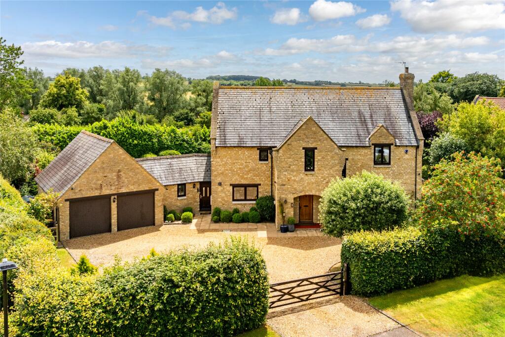 5 bedroom detached house for sale in Tannery Lane, Odell, Bedfordshire