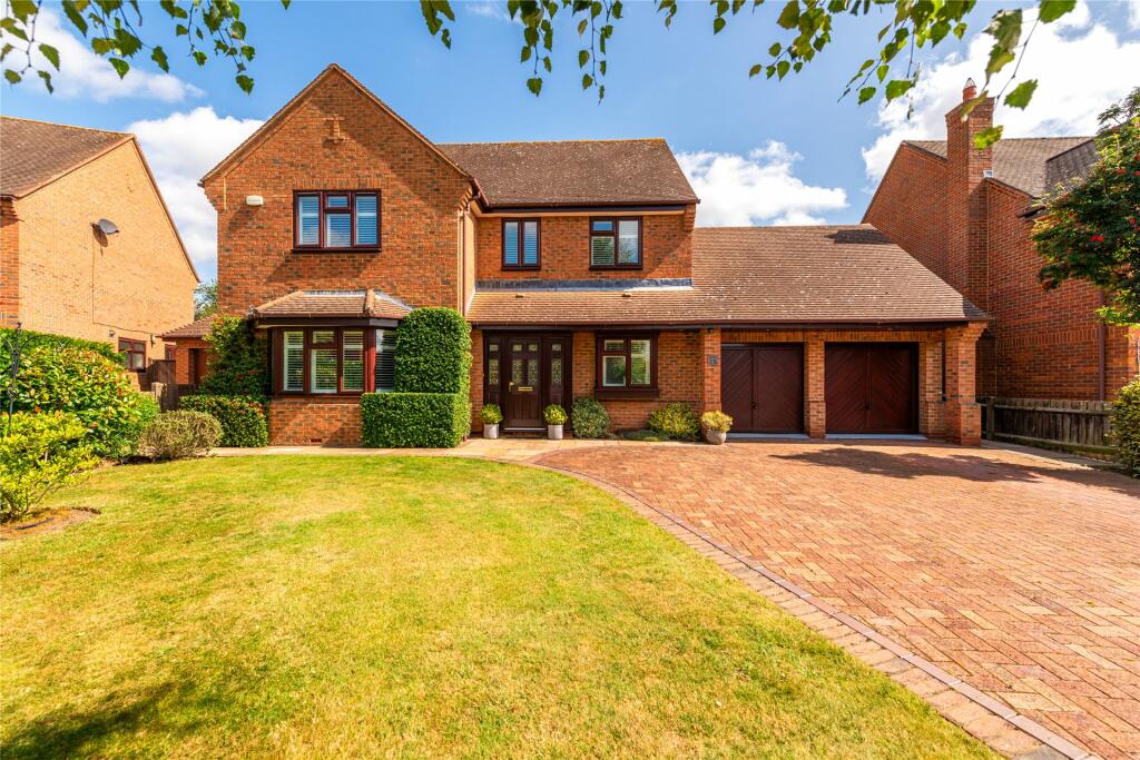 4 bedroom detached house for sale in The Paddock, Biddenham