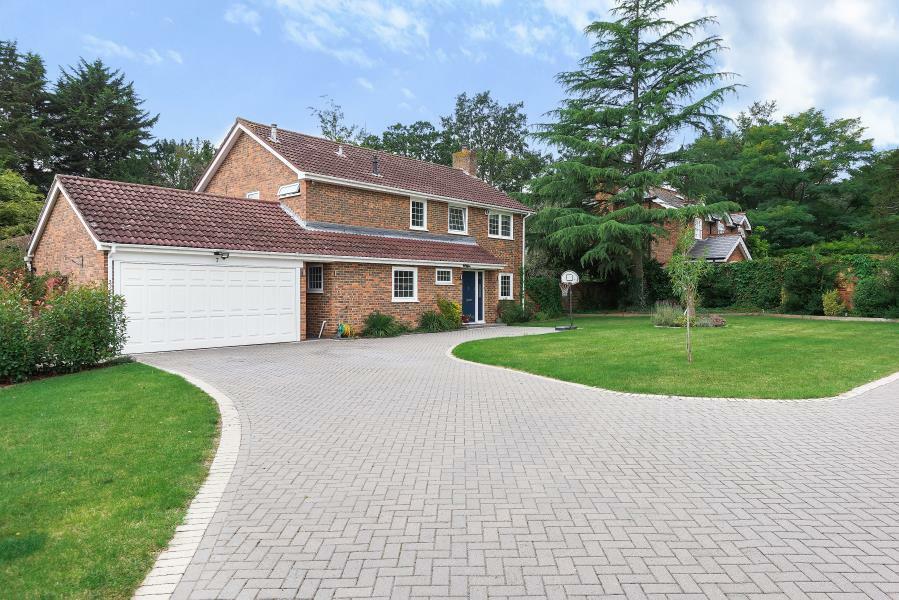 4 bedroom detached house for rent in Oak Tree Drive, Englefield Green