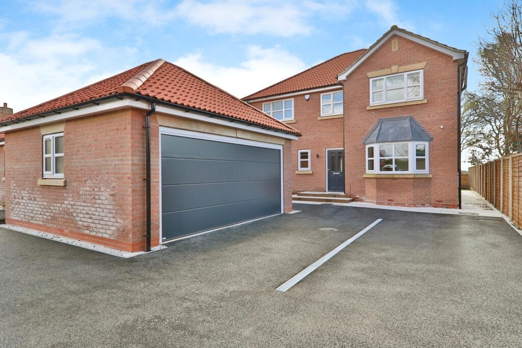 4 bedroom detached house for sale in Meadow Court, Newport, Brough