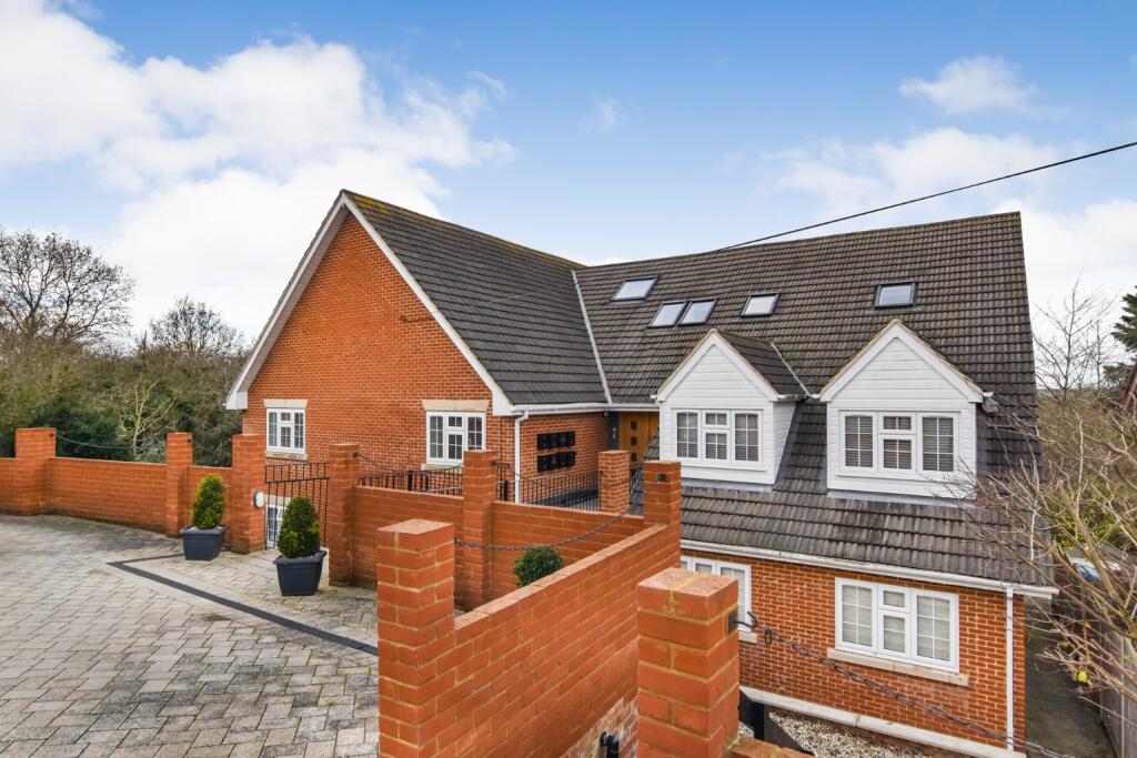 2 bedroom apartment for sale in Beacon Hill Court, 2022 Beacon Hill