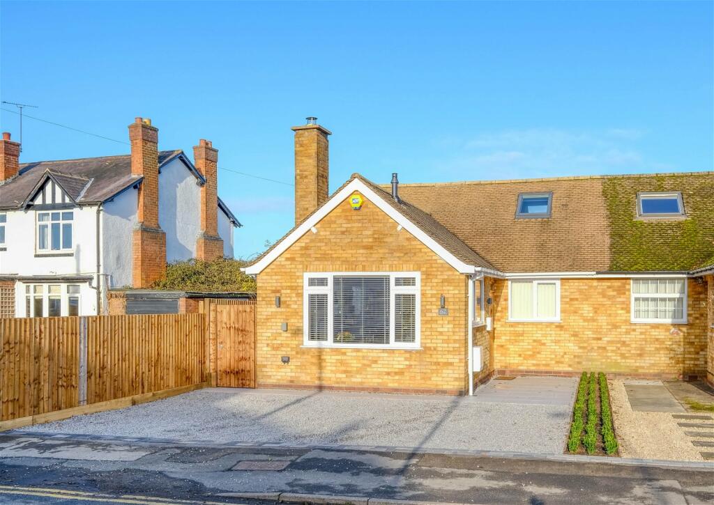 3 bedroom semidetached bungalow for sale in Church Road, Astwood Bank