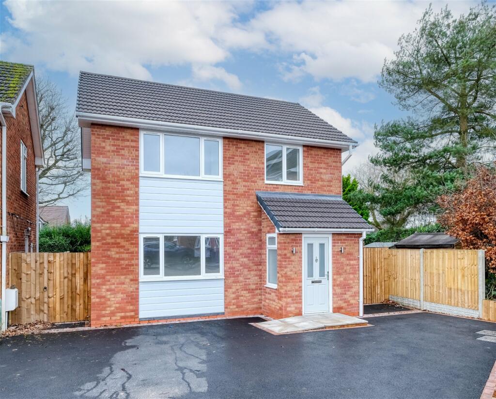 3 bedroom detached house for sale in Hoopers Lane, Astwood Bank
