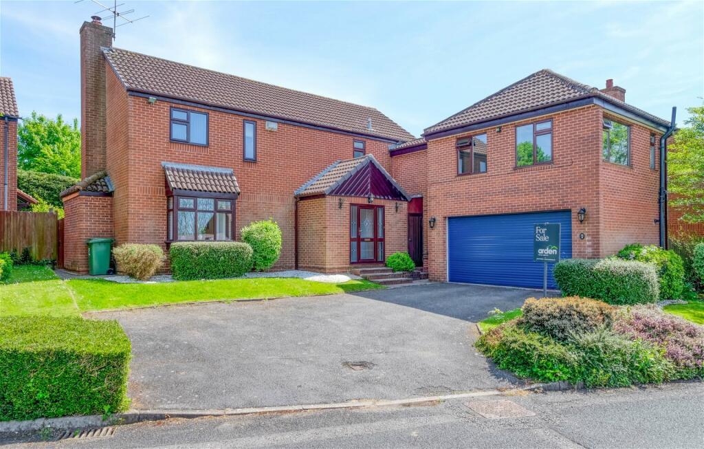 5 bedroom detached house for sale in Brookfield Close, Hunt End