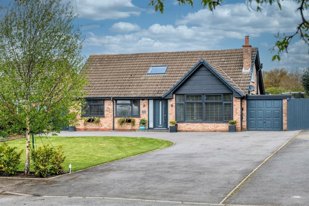 4 bedroom detached bungalow for sale in Salt Way, Astwood Bank