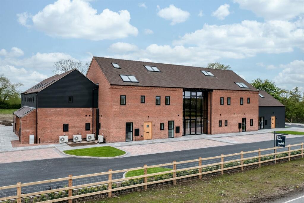 Additional property image - 4 Lion & Lamb Barns, Droitwich Road, Bradley Green B96 6RP