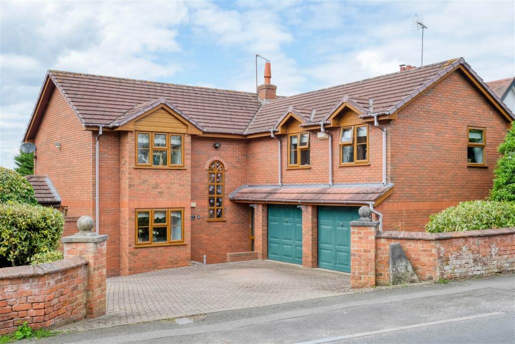 5 bedroom detached house for sale in Church Road, Astwood Bank