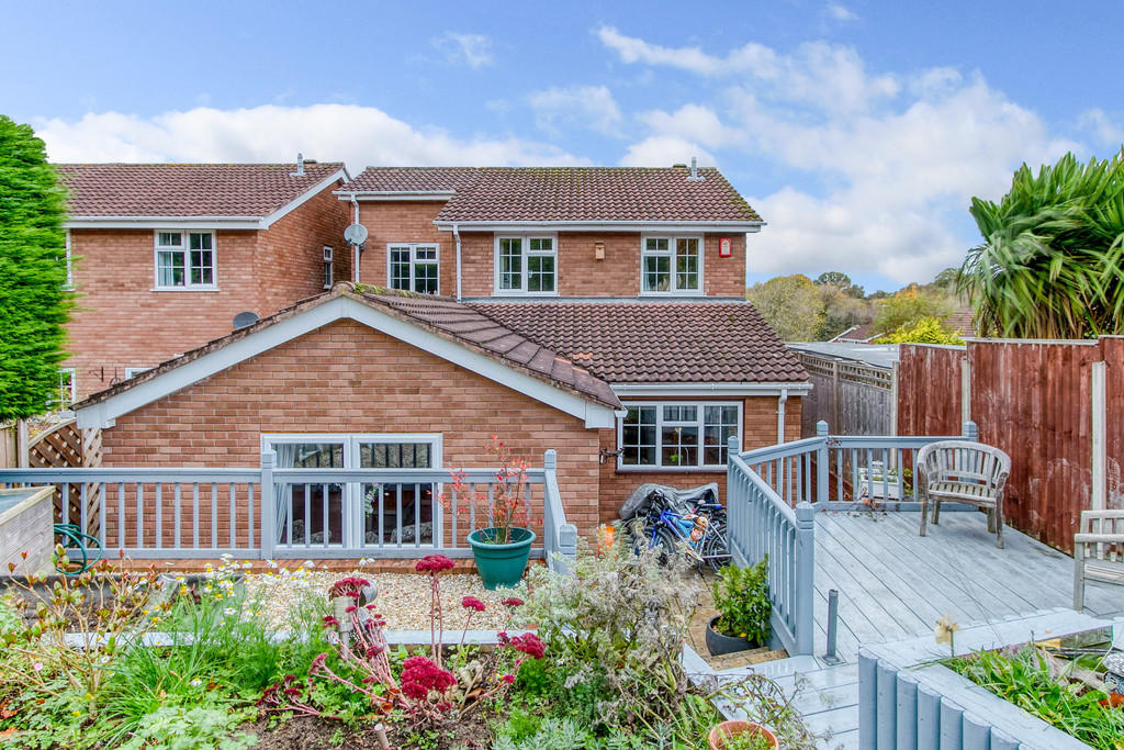 4 bedroom detached house for sale in Lineholt Close, Oakenshaw South