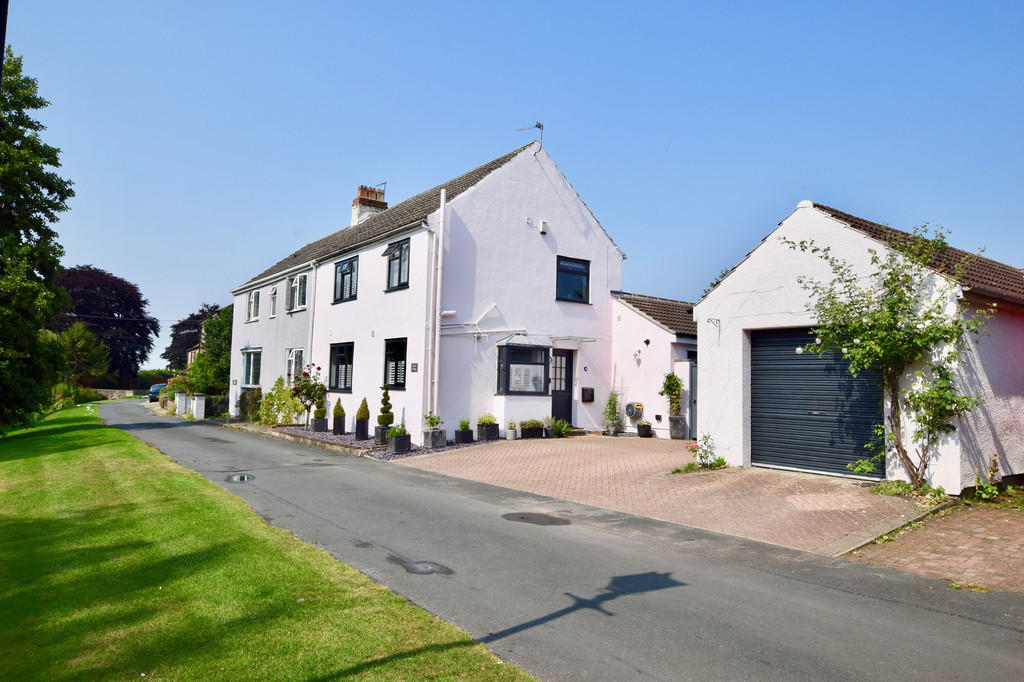 3 bedroom semidetached house for sale in Beckside, Barmby Moor, YO42