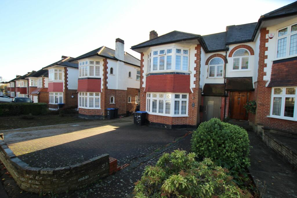 3 bedroom semidetached house for rent in Prince Avenue, London, N14