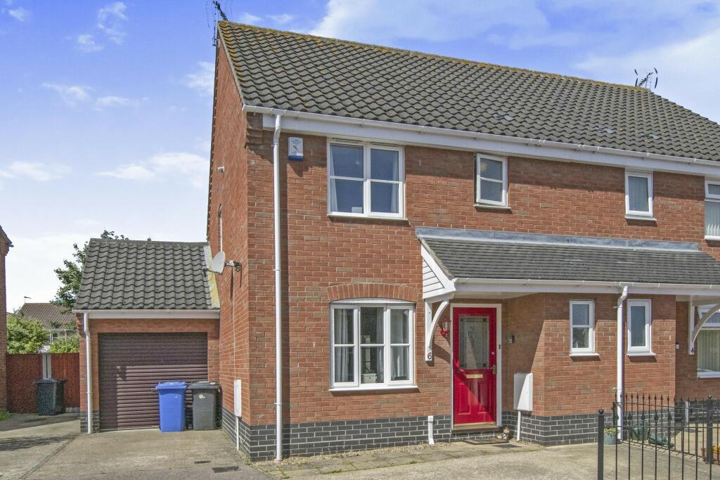 3 bedroom semidetached house for rent in Mast Close, Lowestoft, NR33
