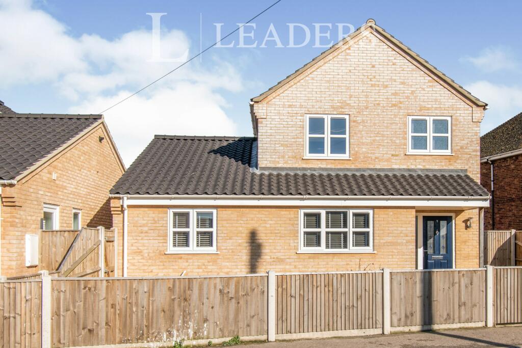 3 bedroom detached house for rent in Arches Court, Beccles Road