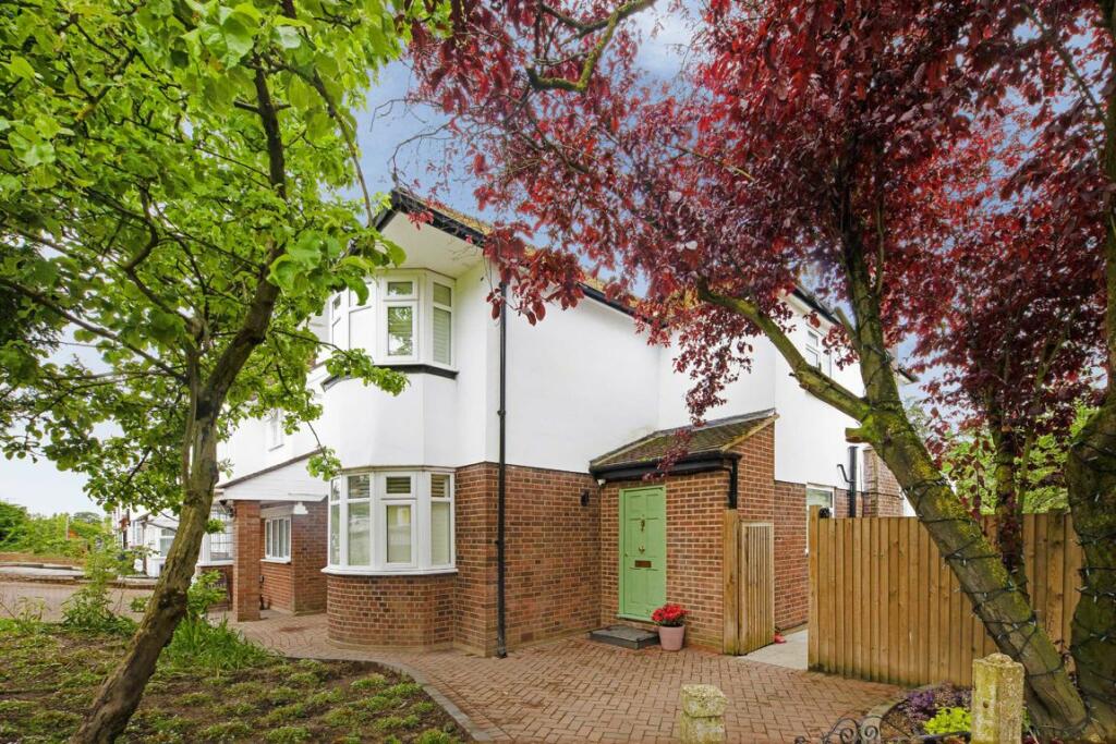 4 bedroom detached house for sale in Morton Way, London, N14