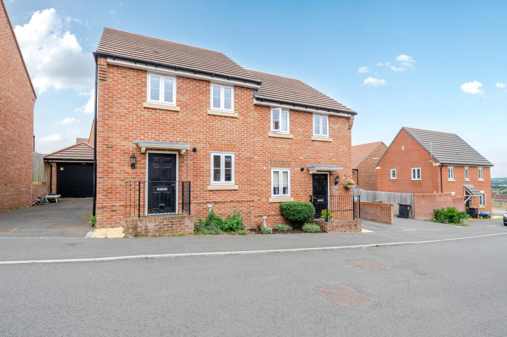 Main image of property: Great Crescent, Newbury, RG14