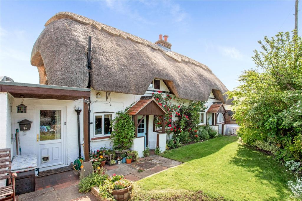 3 bedroom detached house for sale in Wantage Road, Great Shefford