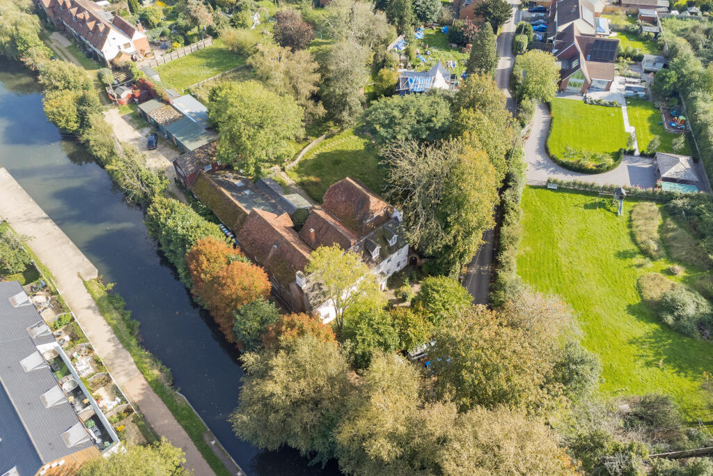 8 bedroom detached house for sale in Mill Lane, Reading, RG7