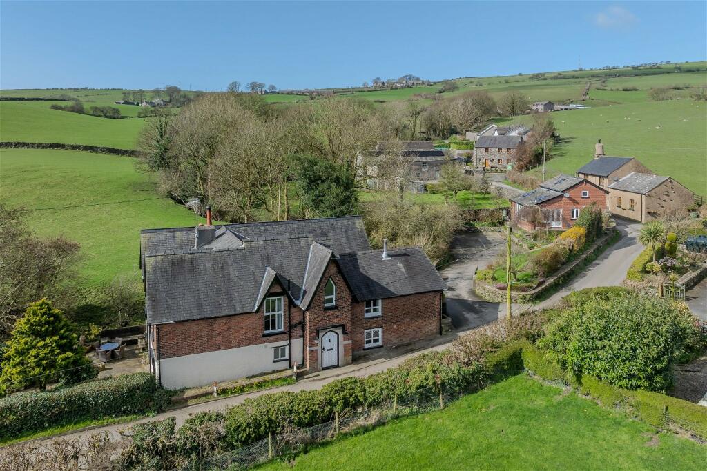 6 bedroom detached house for sale in Red Gables, Beckside, Pennington