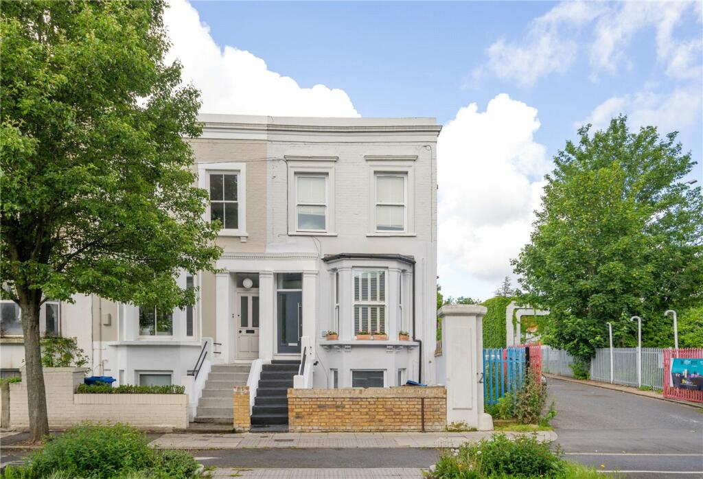 2 bedroom apartment for sale in Lyndhurst Way, Peckham Rye, London, SE15