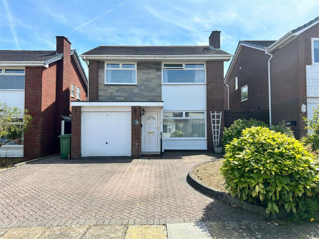 4 bedroom detached house for sale in Harbury Avenue, Ainsdale
