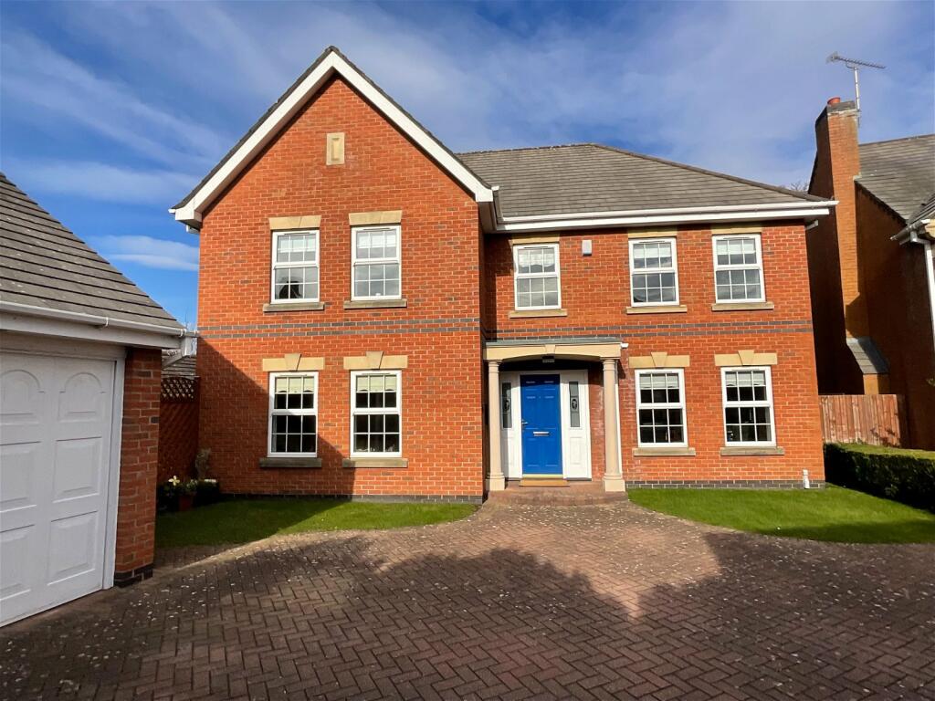 5 bedroom detached house for sale in Carnoustie Close, Birkdale