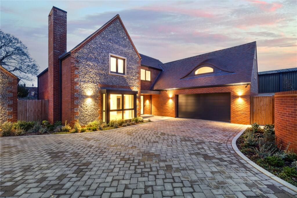 4 bedroom detached house for sale in London Road, Stapleford, Cambridge, CB22