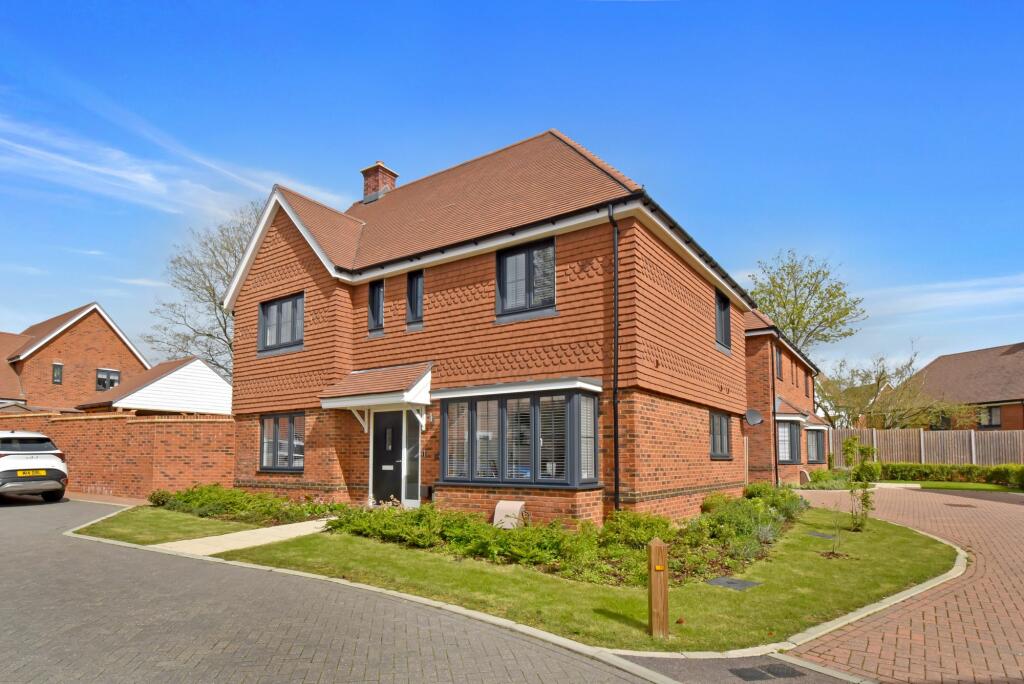 4 bedroom detached house for sale in Wellingtonia Close, Willesborough