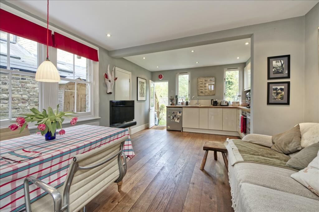 2 bedroom flat for sale in Eynham Road, Shepherd's Bush, W12