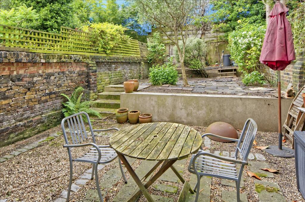 2 bedroom flat for sale in Loftus Road, Shepherd's Bush W12