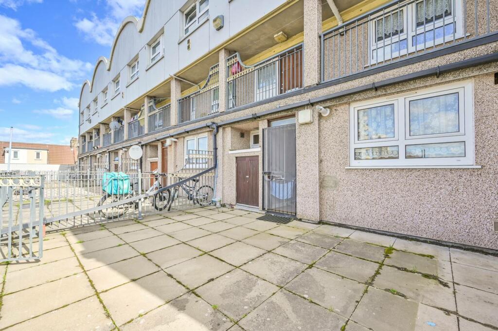 1 bedroom flat for sale in Pier Parade, Docklands, London, E16