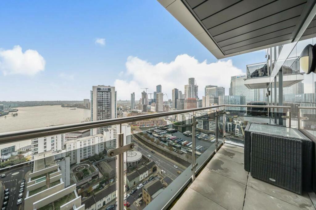 Streamlight Tower, E14, Canary Wharf  