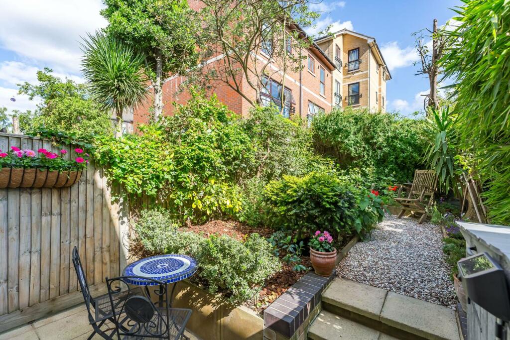 2 bedroom terraced house for sale in Hanover Avenue, E16, Royal Docks