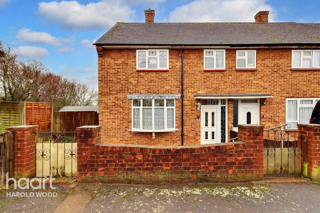 2 bedroom end of terrace house for sale in Dagnam Park Close, Romford, RM3