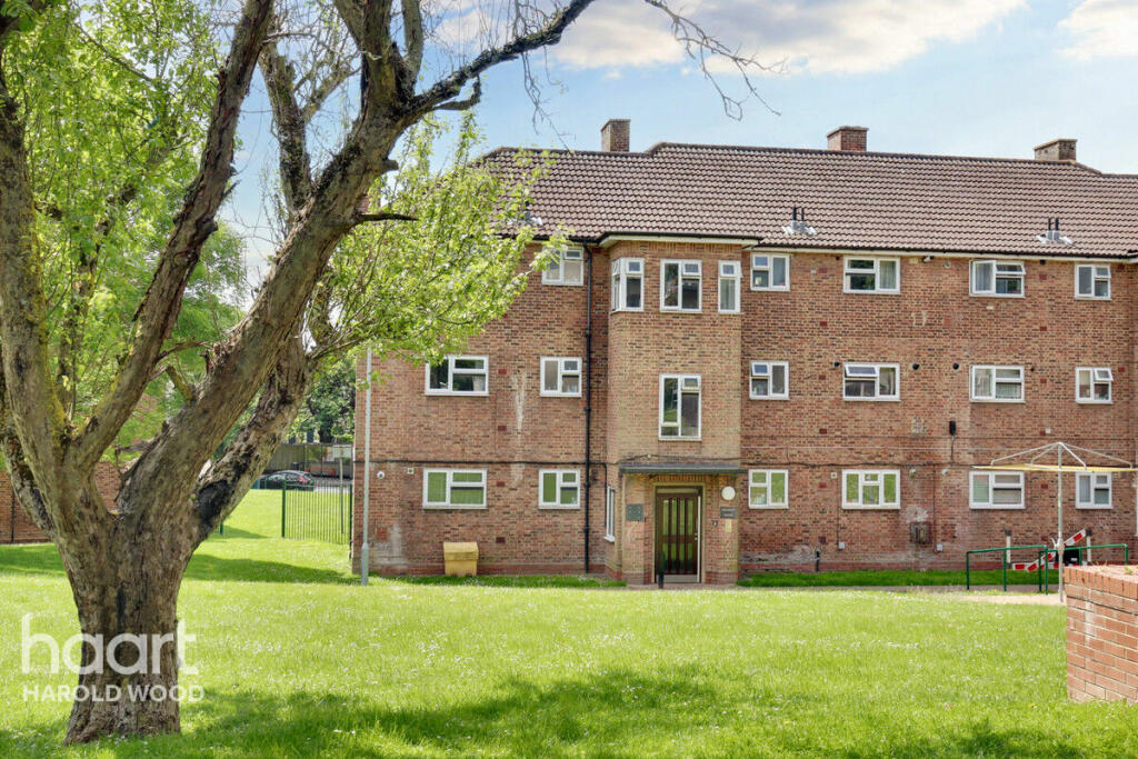 1 bedroom flat for sale in Leamington Close, Romford, RM3