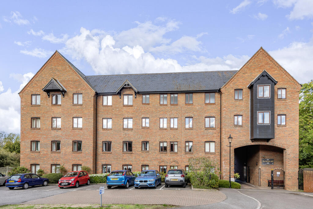 2 bedroom apartment for sale in Silk Lane, Twyford, Reading, Berkshire