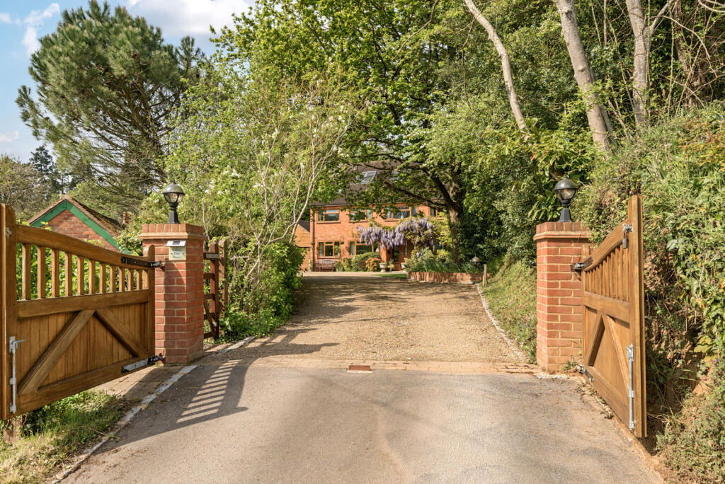 Main image of property: Knowl Hill Common, Knowl Hill, Reading, RG10
