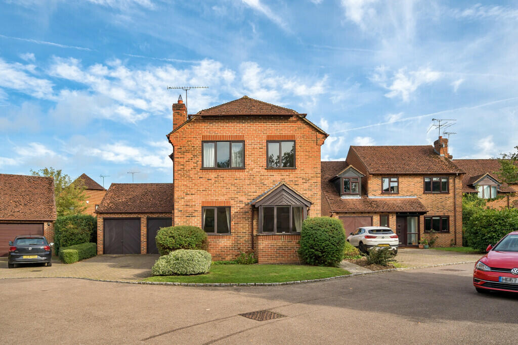 4 bedroom detached house for sale in The Hawthorns, Charvil, Reading