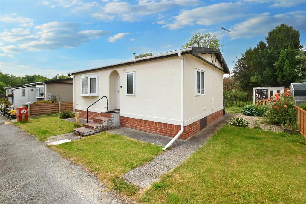 2 bedroom detached bungalow for sale in Bourne Park Residential Park, Ipswich, IP2