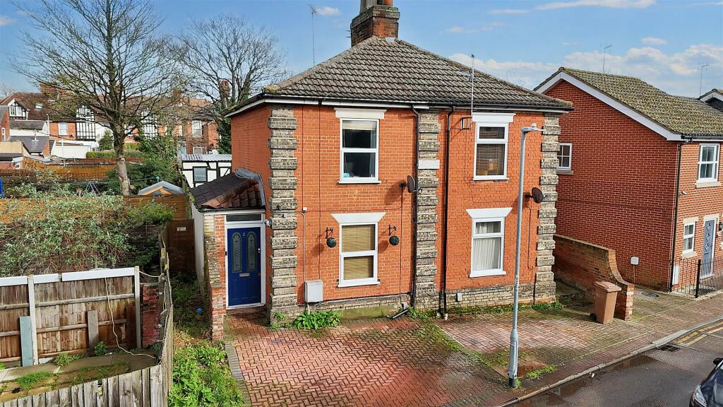3 bedroom semidetached house for sale in Little Bramford Lane, Ipswich