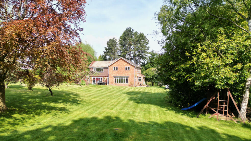 5 bedroom detached house for sale in Rignall Road, Great Missenden, HP16